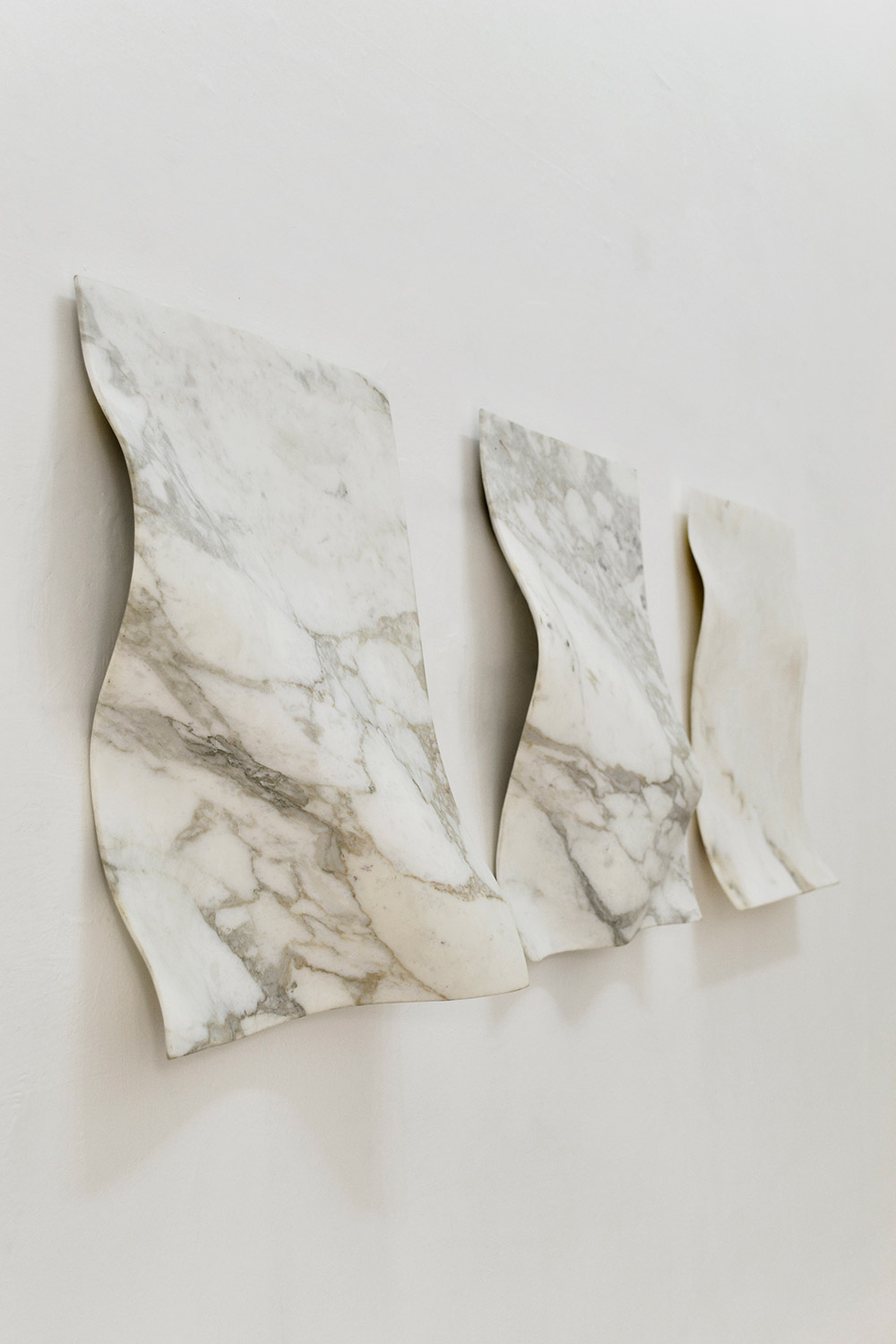 Antonio Trotta, Sospiri, 1999-2002, marmo, 37x46x8 cm ognuno