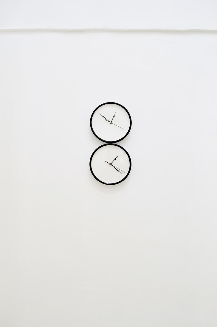 Minhong Pyo, tomorrow, your yesterday, two wall clocks, 2016, serigrafia (quadranti), 25,5 cm Ø