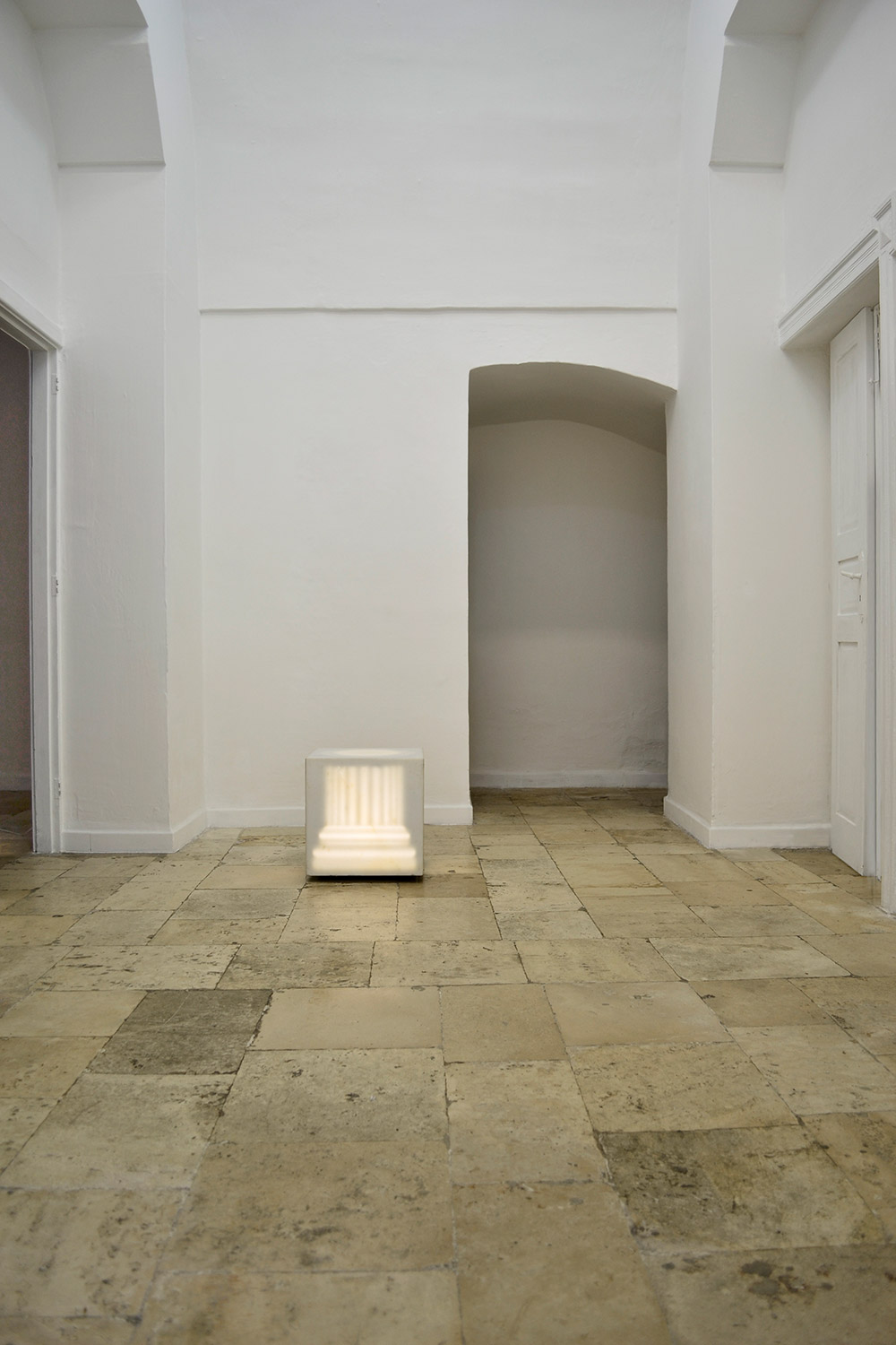 Antonio Trotta, Colonna con luce, 1972, marmo inciso, luce, 40x40 cm (ON)