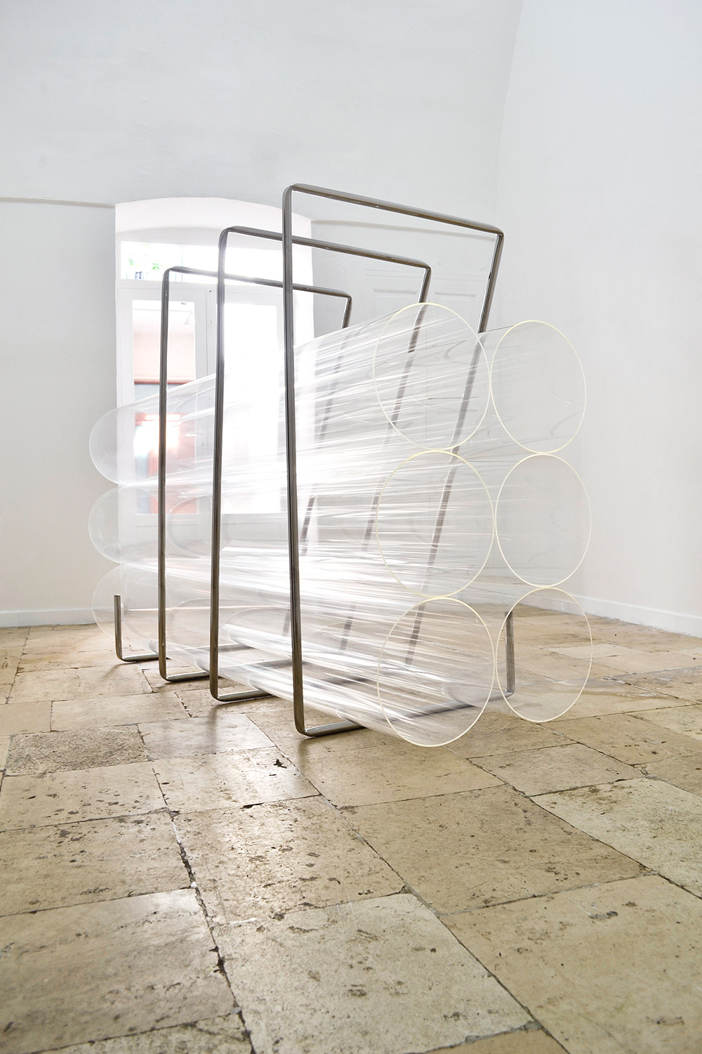 Antonio Trotta, Paquete especial, 1966-2016, acciaio, plexiglass, 330x145x110 cm