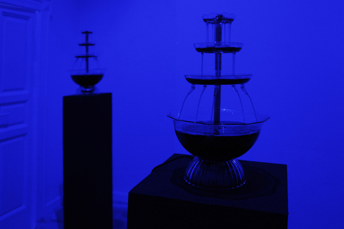 Virginia Francia, Synaesthesia, 2016, dinner performance, installation (wooden light, plinths, electric fountains for food and drink, food and drink)