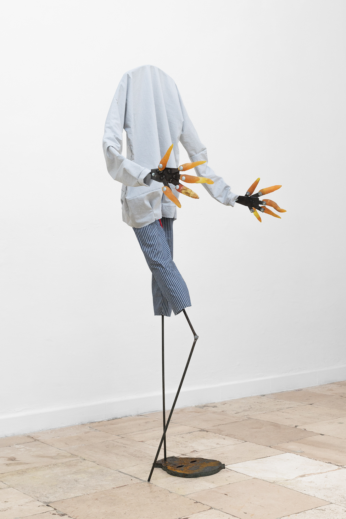Lucia Leuci, Raccoglitore di carote adolescente, 2019, metal, fabric, resin, soil, yarn, rust. 164x79x55 cm