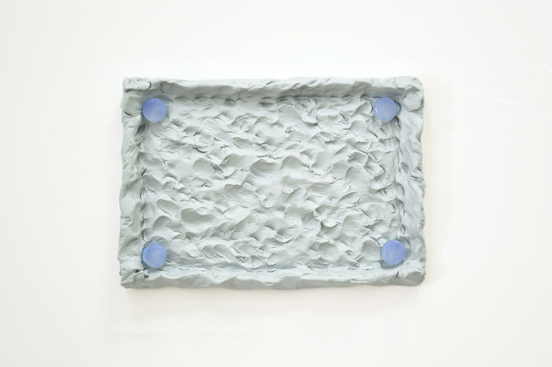Agnes Calf, Rotation (Earplugs-Blue), 2013, argilla, vernice acrilica, vernice, tappi per le orecchie in silicone, 17x24x2,5 cm