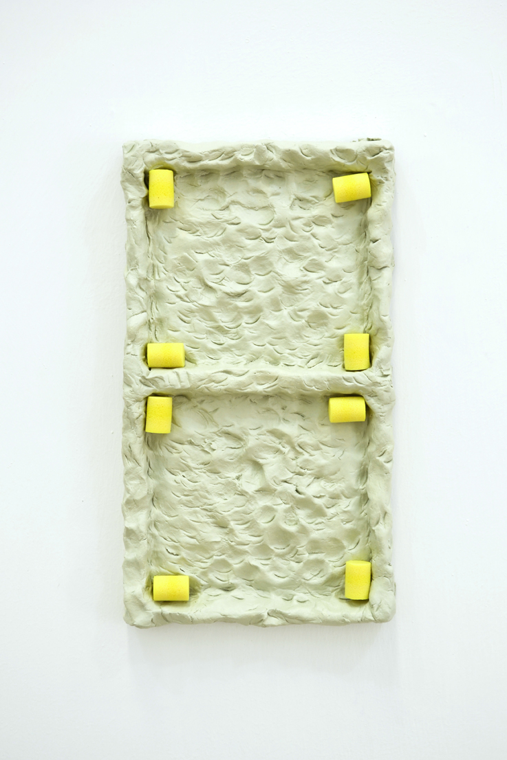 Agnes Calf, Double Rotation (Earplugs), 2013, argilla, vernice acrilica, vernice, tappi per le orecchie in schiuma, 15x27x2,5 cm