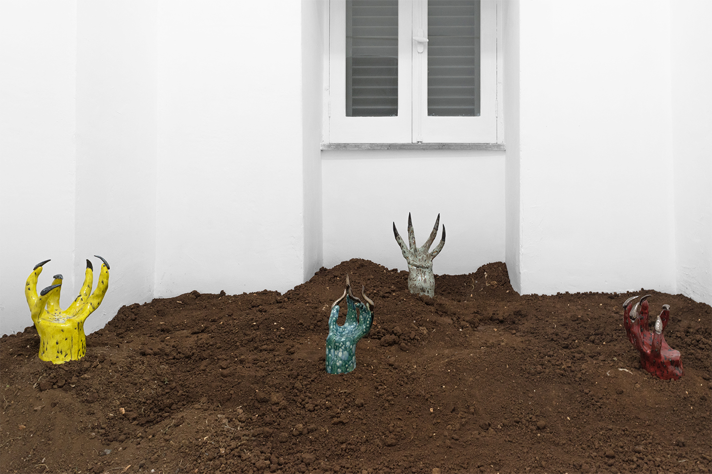 Naomi Gilon, Survivors, 2019, glazed ceramics on soil. 400x190x49 cm