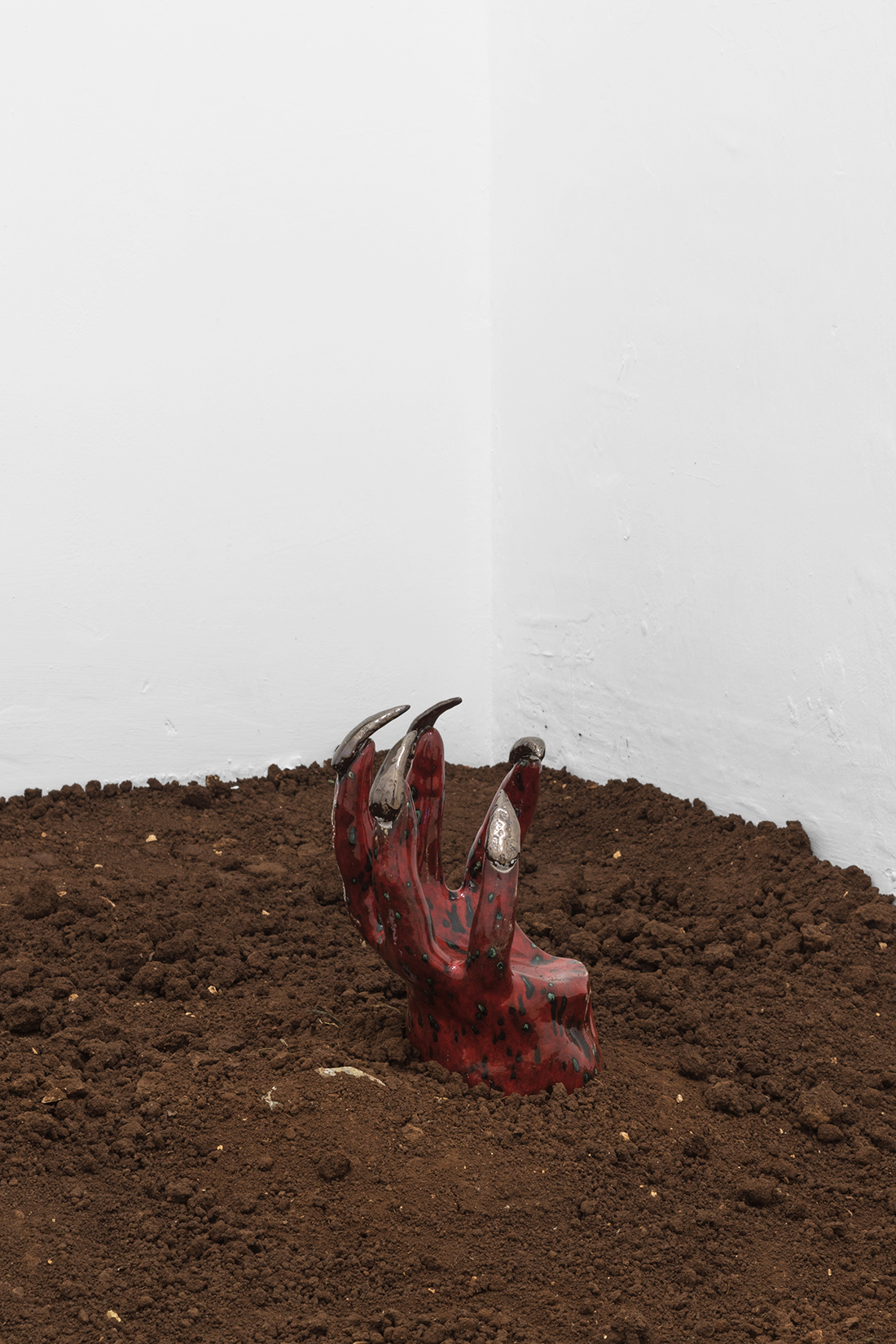 Naomi Gilon, Survivors, 2019, ceramica smaltata, terra. 400x190x49 cm