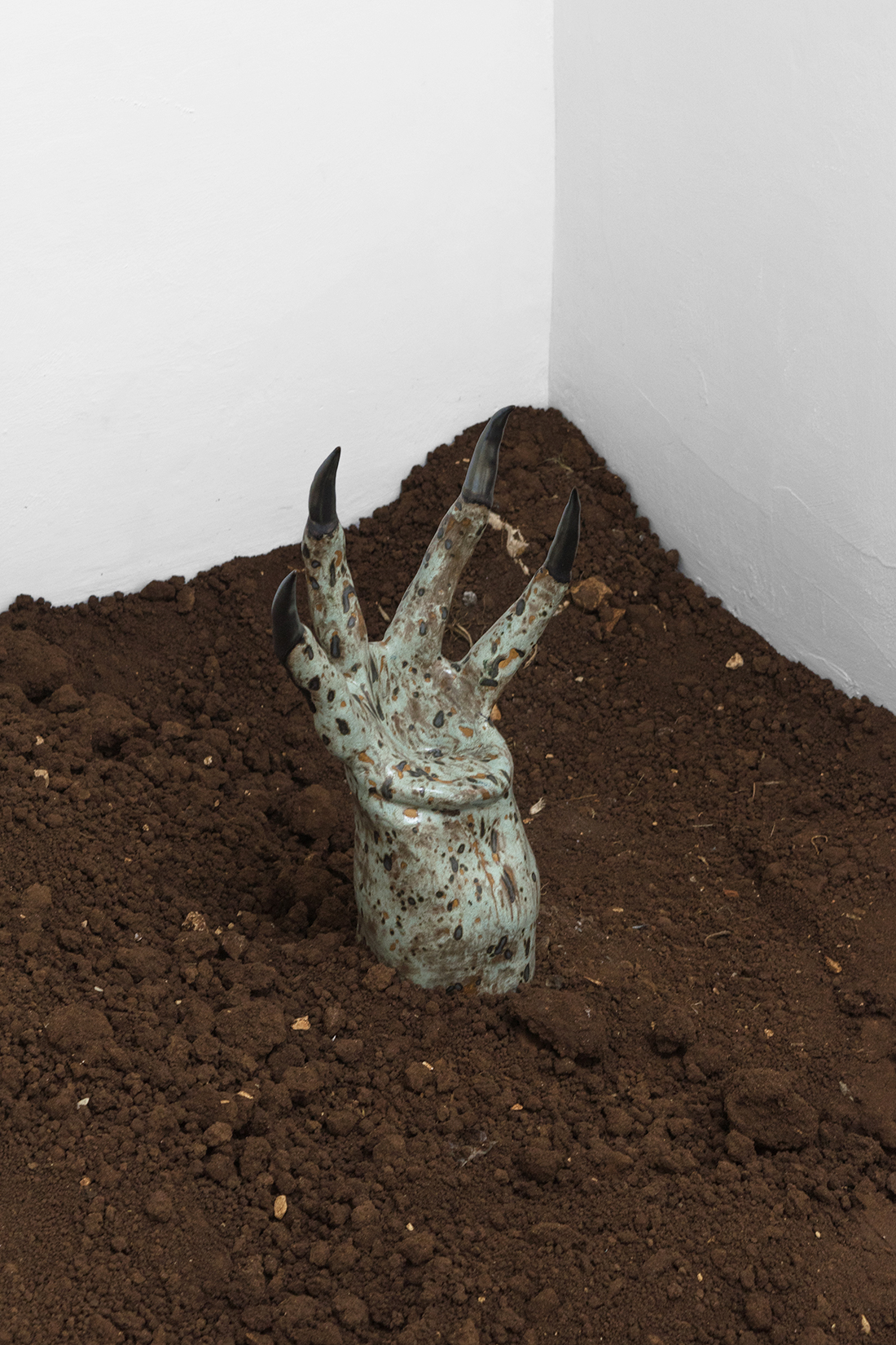 Naomi Gilon, Survivors, 2019, glazed ceramics on soil. 400x190x49 cm
