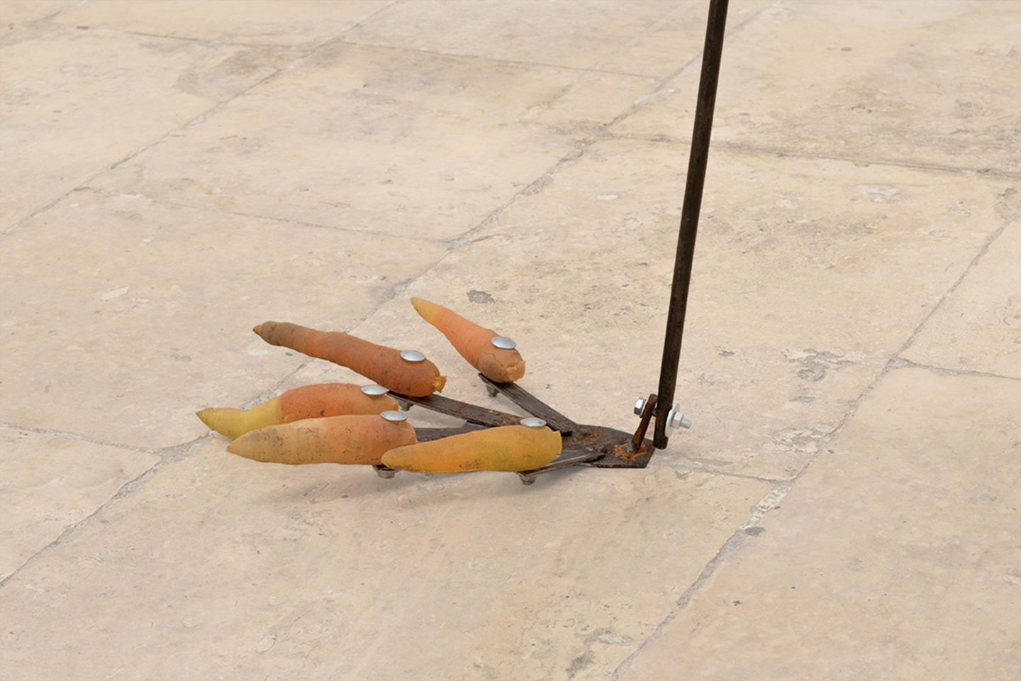 Lucia Leuci, Raccoglitore di carote adolescente, 2019, metallo, tessuto, resina, terra, filato, ruggine. 166x77x70 cm (detail)