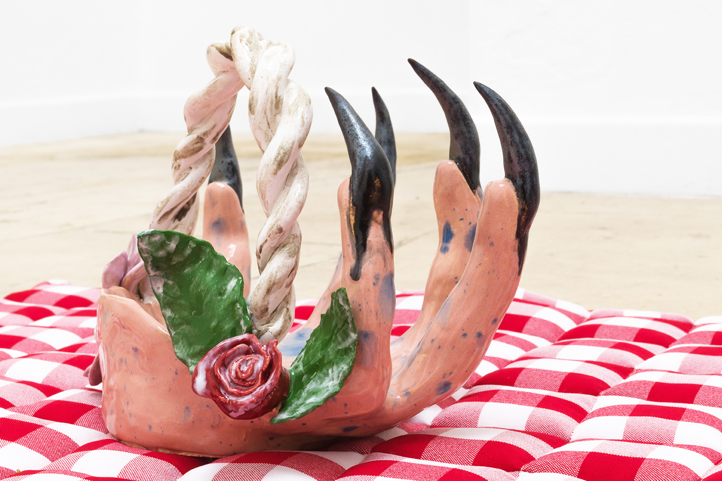 Naomi Gilon, Picnic with the wolf, 2019, ceramiche smaltate e fiori di campo su una tovaglia imbottita. 100x70x30 cm (detail)