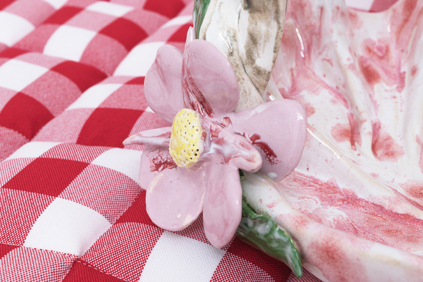 Naomi Gilon, Picnic with the wolf, 2019, glazed ceramics and wildflowers on padded tablecloth. 100x70x30 cm (detail)