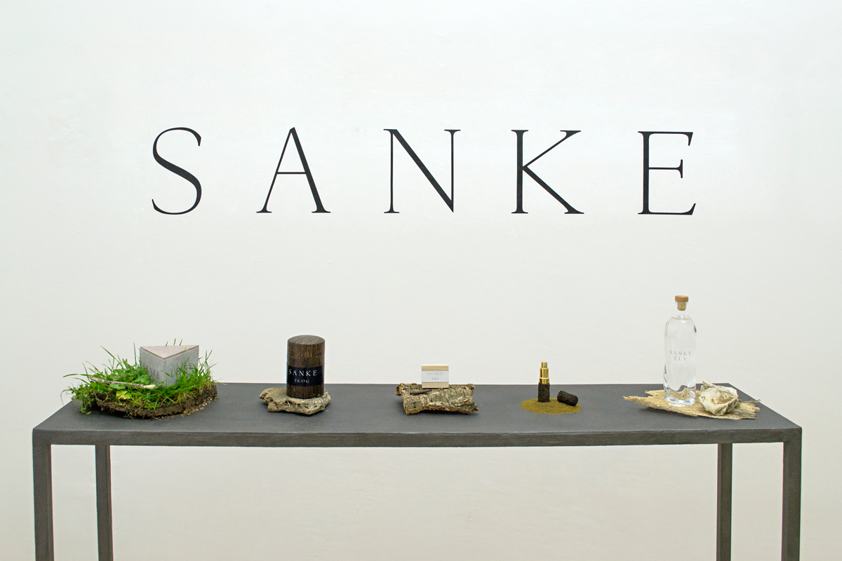 Andreas Ervik, ‘S A N K E’ (2017), installation view. Linea di prodotti per il benessere del corpo, creati basandosi su antiche tradizioni norvegesi.