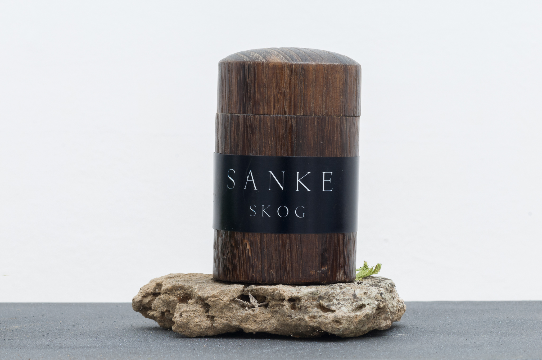 Andreas Ervik, ‘S A N K E’ (2017). SKOG (infuso di erbe tonificanti di abete rosso, Chaga e licheni, scatola in legno di paulonia).