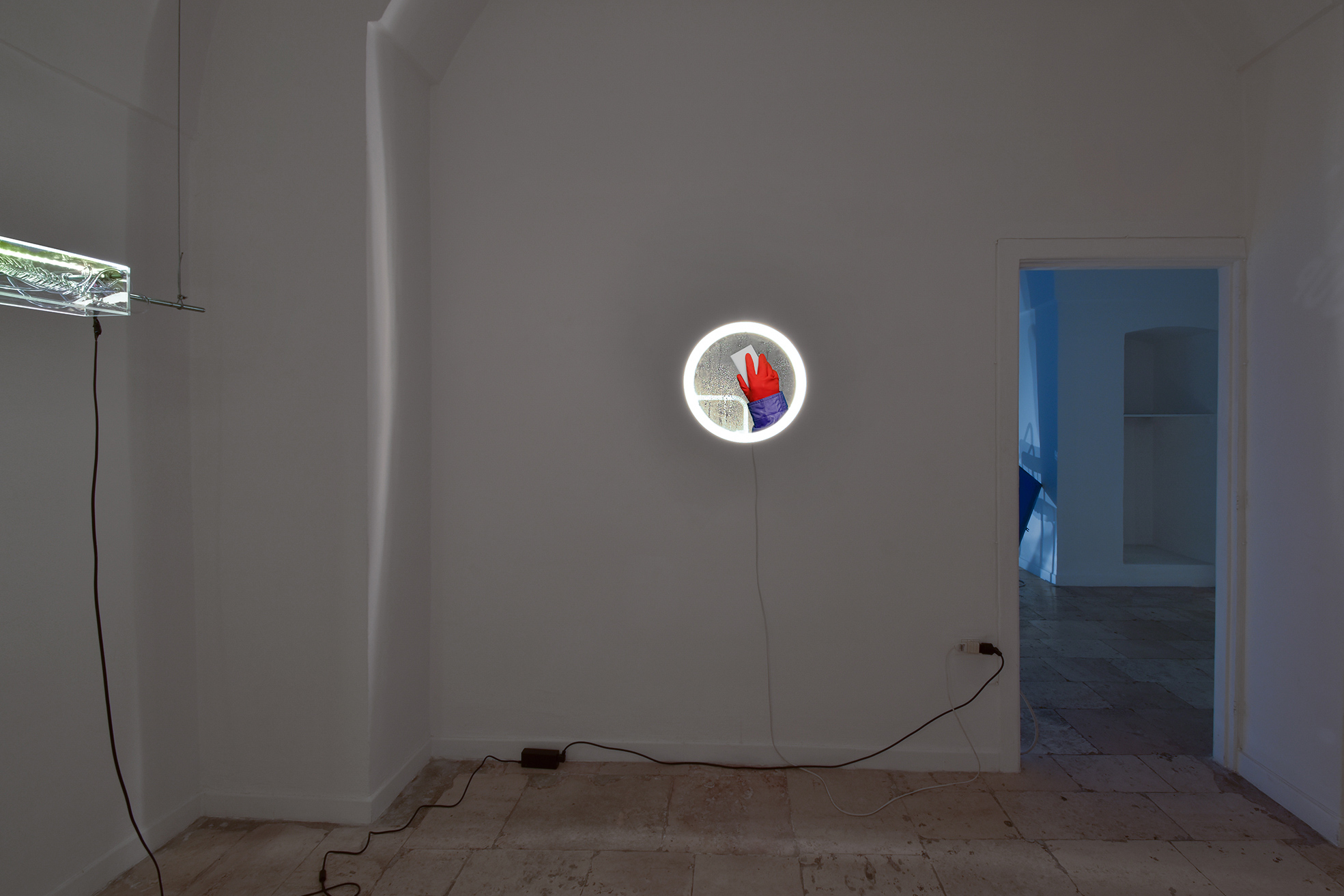 Maurizio Vicerè, Camouflage an’ Soda #1, Storjorm mirror, diffused led, print, dew effect Diam. 47 cm. x 8 cm. 2018.