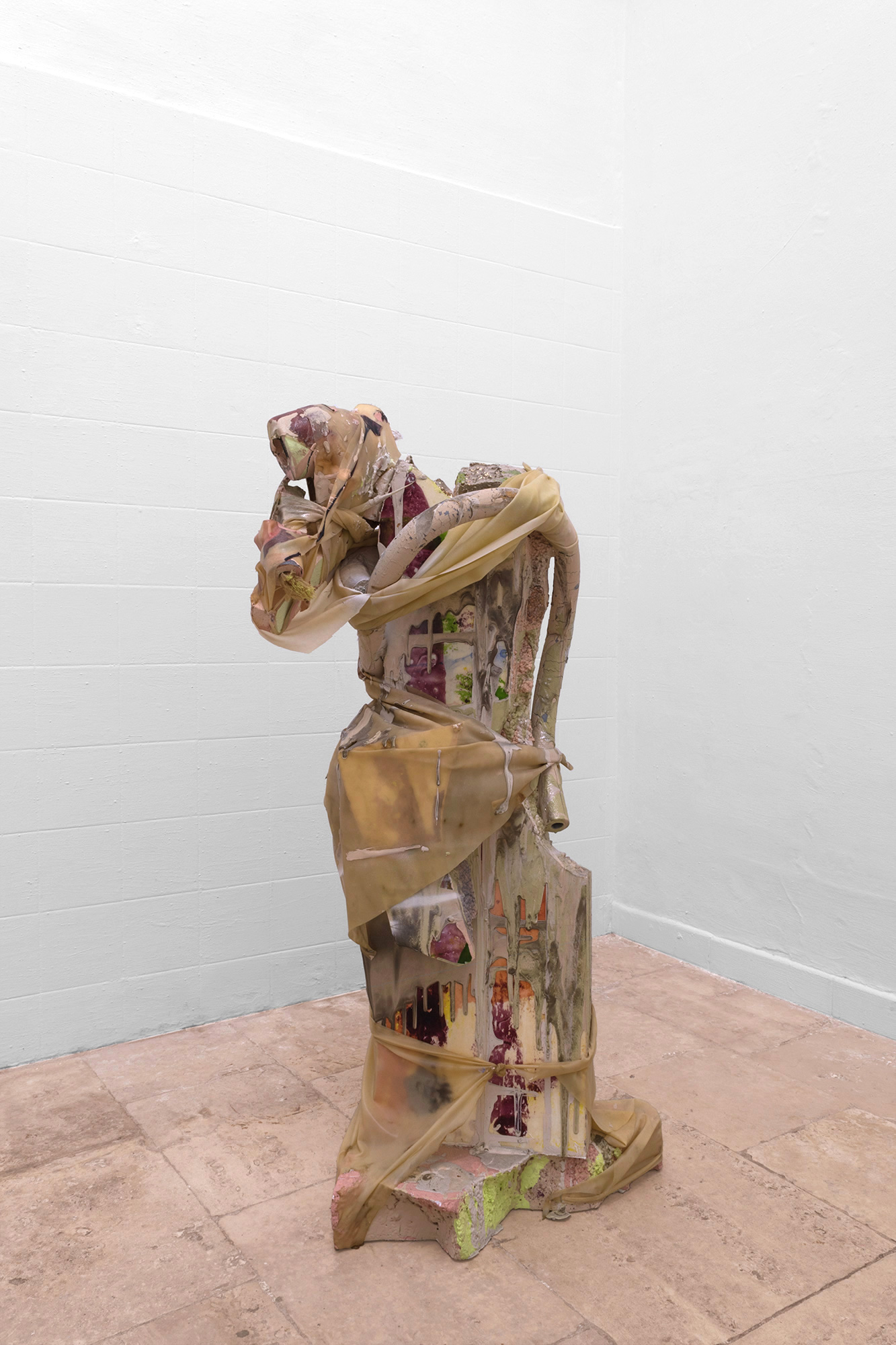 Julia Colavita, New Flesh Totem (II), 2016, polistirolo espanso, lattice, pittura acrilica, pigmento in polvere, ciglia finte, unghie finte, vernice riflettente, vernice, ametista, 74 x 34 cm