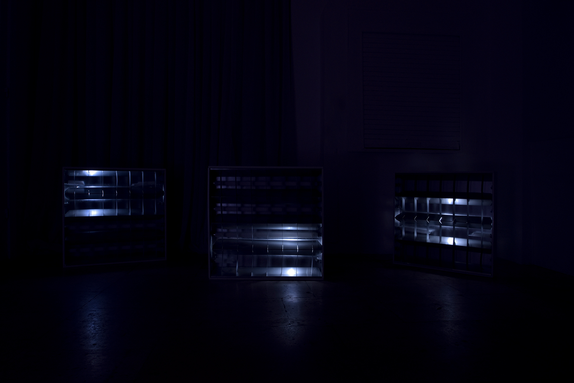 Claude Eigan, Under-C-Level. Plafoniere da soffitto, tubi neon rotti, luci LED ‘breathing’. Dimensioni variabili, dimensioni di ciascun box: 62 x 62 x 10 cm, 2016.