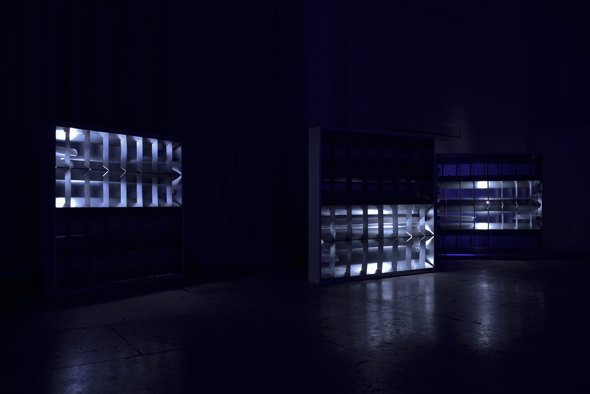 Claude Eigan, Under-C-Level. Plafoniere da soffitto, tubi neon rotti, luci LED ‘breathing’. Dimensioni variabili, dimensioni di ciascun box: 62 x 62 x 10 cm, 2016.