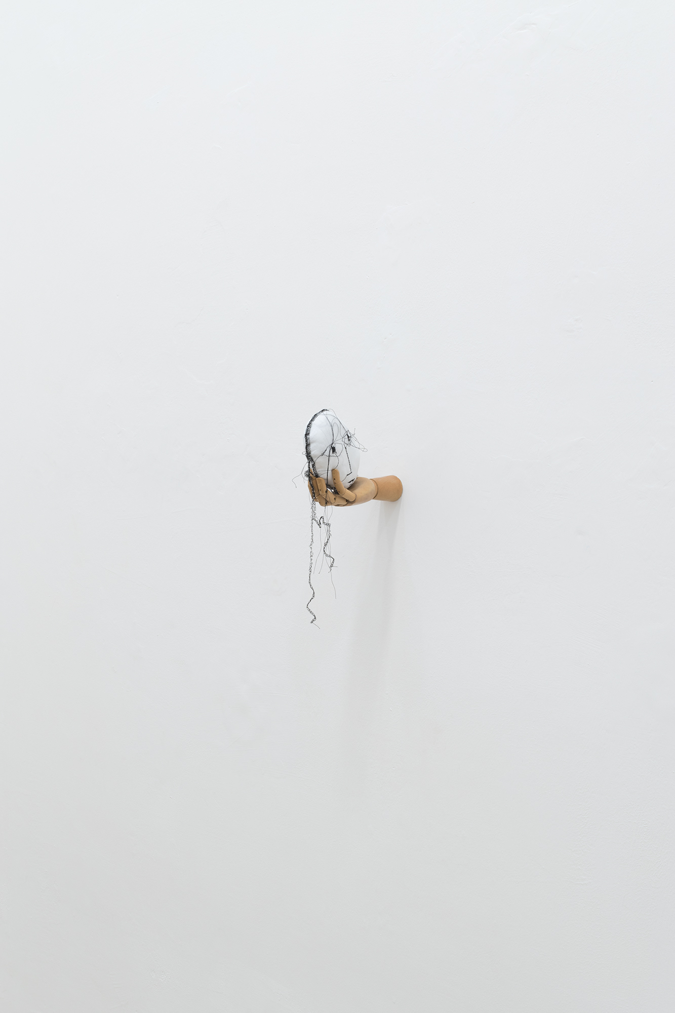 Mariantonietta Bagliato, Mannequeen, 2018, tessuto, imbottitura, manichino in legno a mano, ricamo, 15 x 12 x 24 cm.