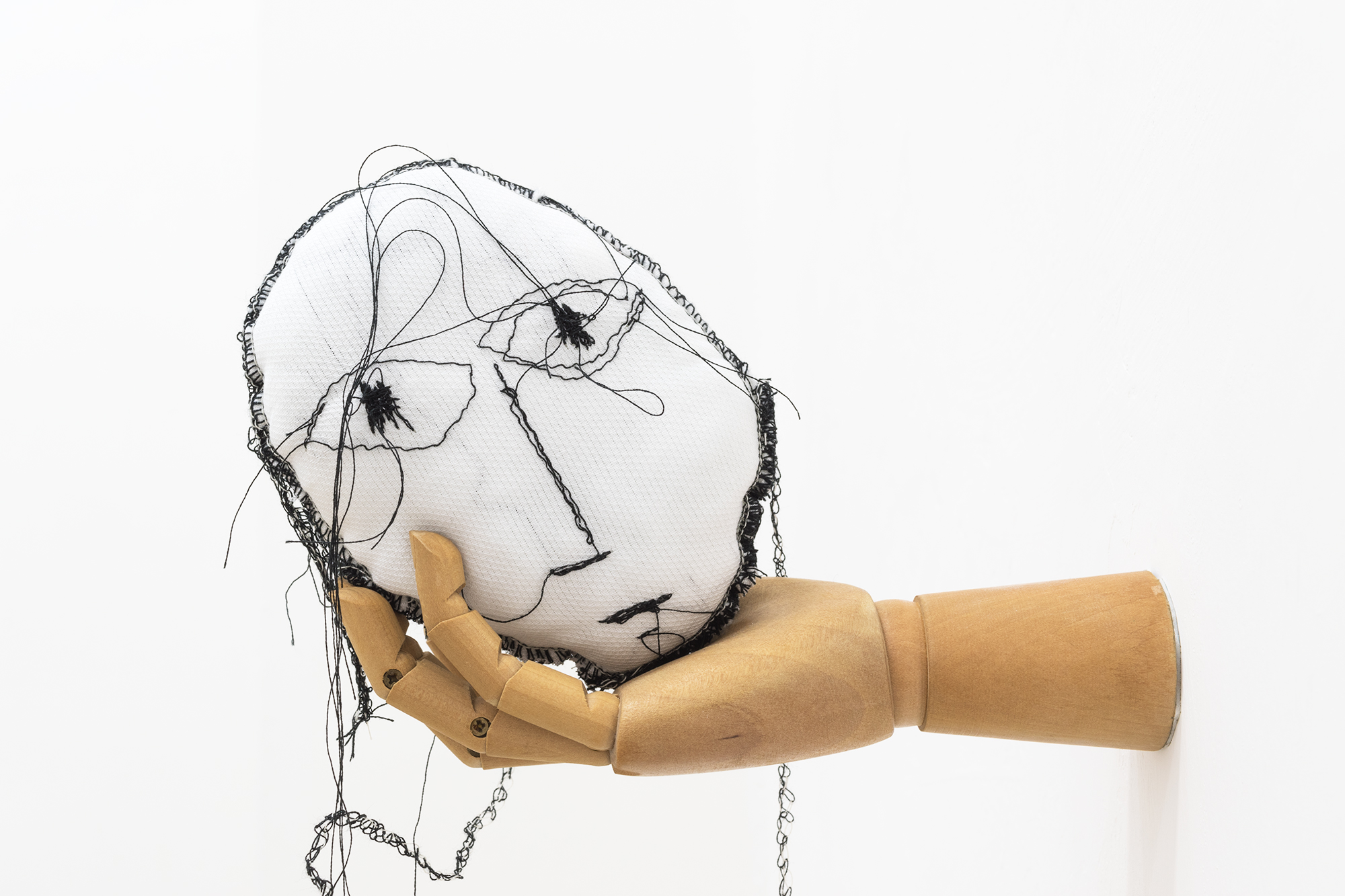 Mariantonietta Bagliato, Mannequeen, 2018, tessuto, imbottitura, manichino in legno a mano, ricamo, 15 x 12 x 24 cm.