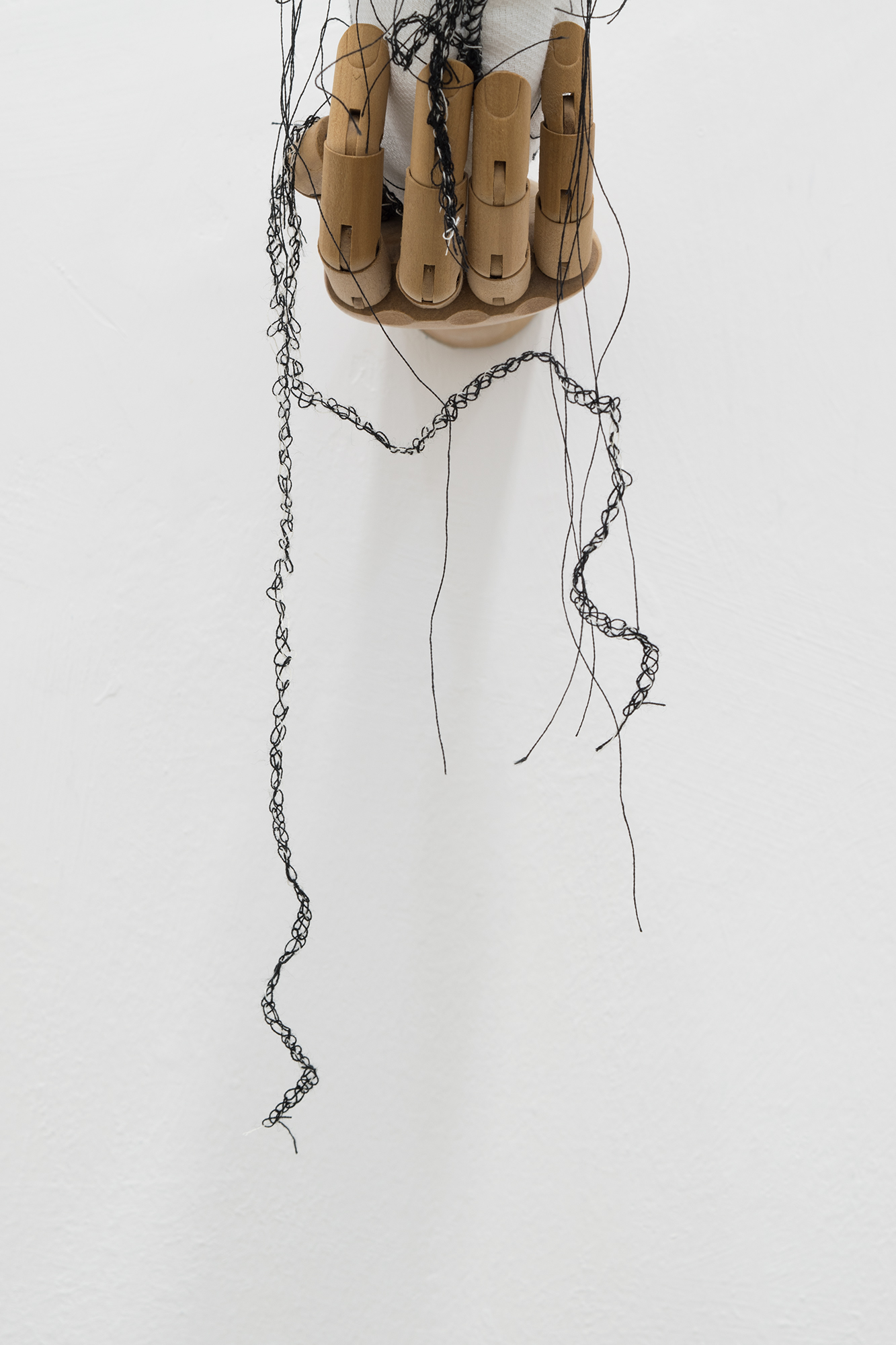 Mariantonietta Bagliato, Mannequeen, 2018, tessuto, imbottitura, manichino in legno a mano, ricamo, 15 x 12 x 24 cm (dettaglio).
